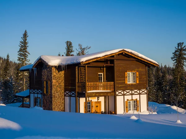 Houten Huis Alpenstijl Met Twee Verdiepingen Hotel Het Skigebied Gornaya — Stockfoto