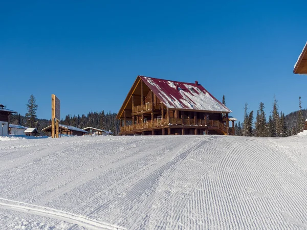 Hotel Estilo Alpino Estación Esquí Gornaya Salanga Chalet Nieve Día —  Fotos de Stock