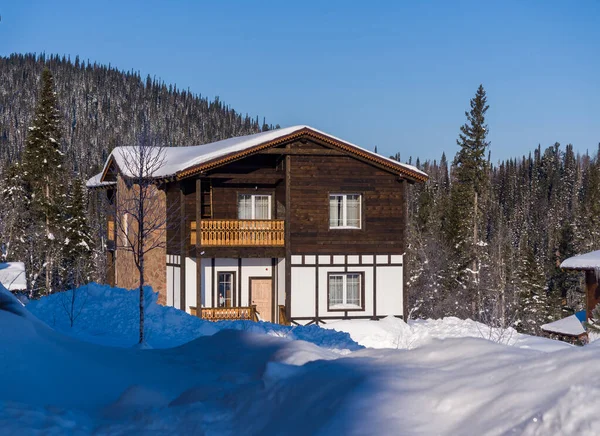 Hotel Estilo Alpino Estância Esqui Gornaya Salanga Inverno Dia Ensolarado — Fotografia de Stock