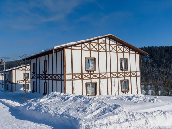 Hotel Estilo Alpino Estância Esqui Gornaya Salanga Inverno Dia Ensolarado — Fotografia de Stock