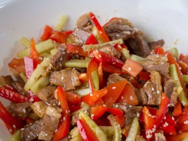 Kore et salatası yakın plan. Sulu salata, salatalık, biber. Güzel yemek.