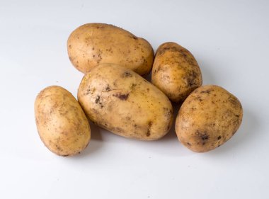 Beyaz bir yüzeyde birkaç patates. Stüdyo fotoğrafçılık