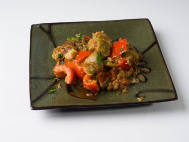 Kare tabakta sıcak kabak ve biber salatası. Yan görünüm