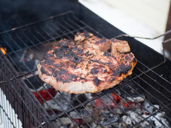 炭火焼で大きな肉片が調理される 屋外での調理 — ストック写真