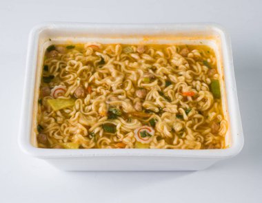 Beyaz bir kasede hazır şehriye. Yan görünüm