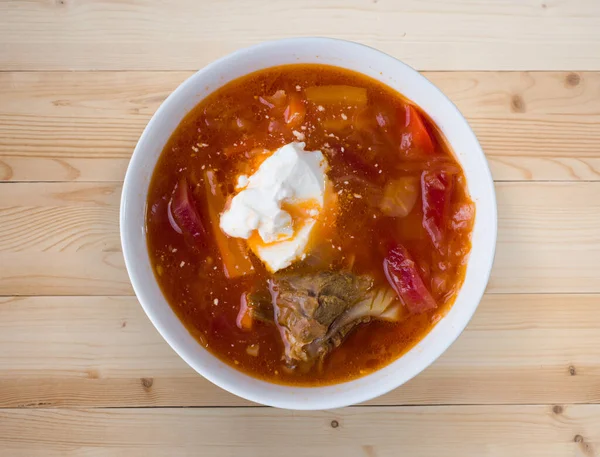 Borsch Con Crema Agria Tazón Blanco Sobre Fondo Madera Vista — Foto de Stock