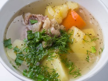 Shurpa çorbası. Beyaz bir kasede patates ve havuçlu et çorbası. Yakın plan.