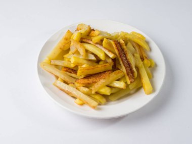 Kızarmış patatesleri beyaz tabakta yemek. Yan görünüm