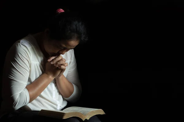 Espiritualidad y religión, Manos dobladas en oración sobre una Sagrada Biblia — Foto de Stock