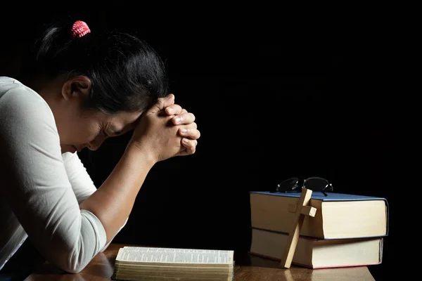 Antigua cruz de la Iglesia y la Biblia sobre fondo de madera — Foto de Stock