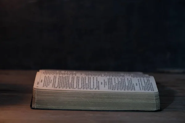 Biblia sobre fondo de madera — Foto de Stock