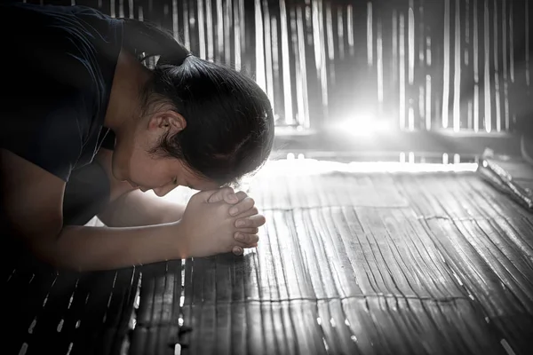 Menina enquanto reza por religião cristã com borrado de seu bo — Fotografia de Stock