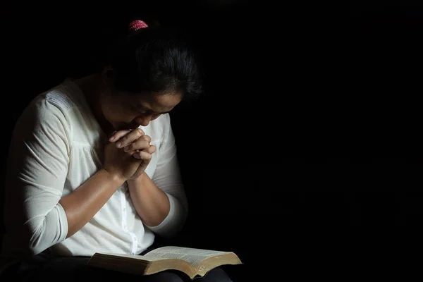 Spiritualitás és a vallás, Hands hajtogatott imában a Szent Bibl — Stock Fotó