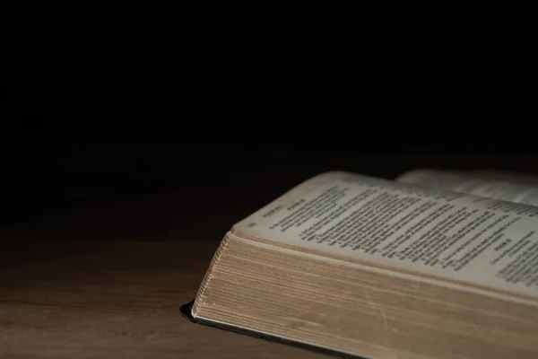 Biblia sobre fondo de madera — Foto de Stock