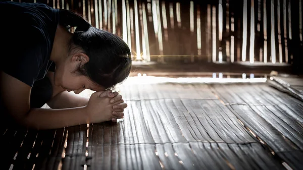 Menina enquanto reza por religião cristã com borrado de seu fundo do corpo . — Fotografia de Stock