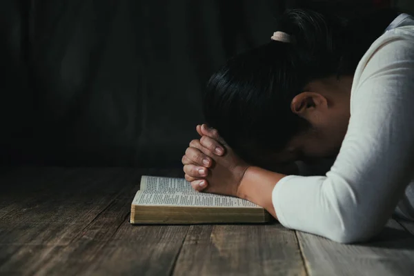 Hands hajtogatott imában egy Szent Biblia az egyházi koncepció a hit — Stock Fotó
