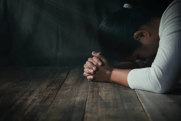 Mujer rezando esperando algo mejor. Pedir a Dios buena suerte — Foto de Stock