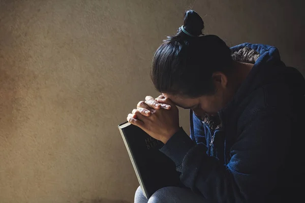 Les mains jointes dans la prière sur une Sainte Bible dans le concept de l'église pour la foi — Photo