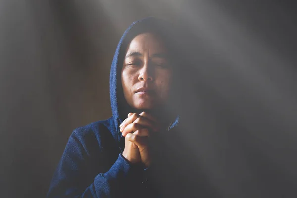 Mujer Reza por la bendición de Dios para desear tener una vida mejor . — Foto de Stock