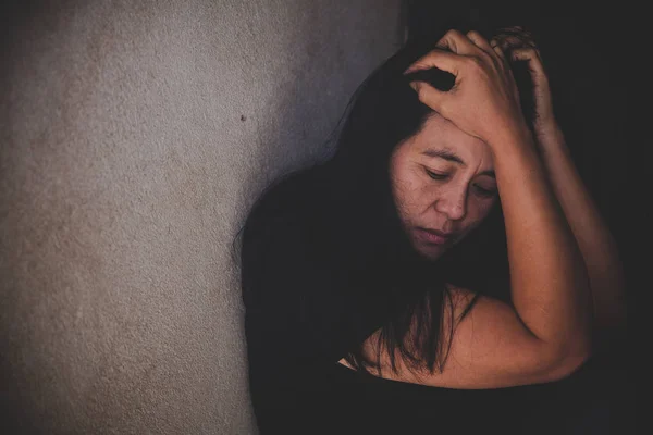 Una mujer sentada sola y deprimida . —  Fotos de Stock