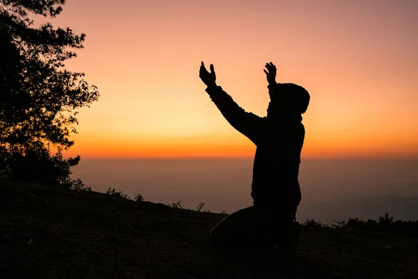Σιλουέτα του χριστιανού ανθρώπου χέρι προσεύχεται — Φωτογραφία Αρχείου