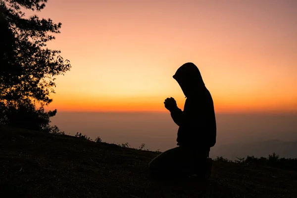 Sziluett a keresztény ember kezét imádkozott — Stock Fotó