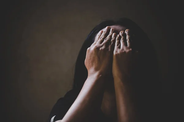 Giovane donna depressa, violenza domestica e stupro, picchiata — Foto Stock