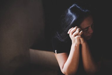 Depresyondaki genç kadın, aile içi şiddet ve tecavüz, dövülmüş
