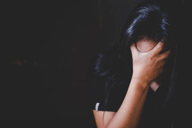Depresyondaki genç kadın, aile içi şiddet ve tecavüz, dövülmüş
