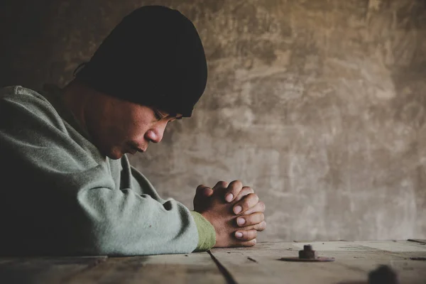 Retrato de um homem orando com os olhos fechados . — Fotografia de Stock