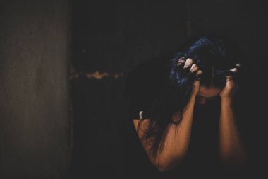 Depresyondaki genç kadın, aile içi şiddet ve tecavüz, dövülmüş