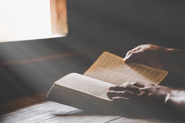 Un hombre cristiano leyendo la Biblia. — Foto de Stock