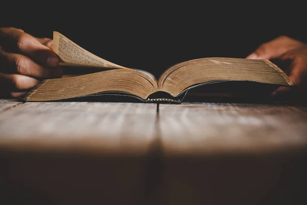 Ein Christ liest die Bibel. — Stockfoto