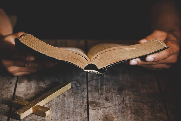 Un hombre cristiano leyendo la Biblia. — Foto de Stock