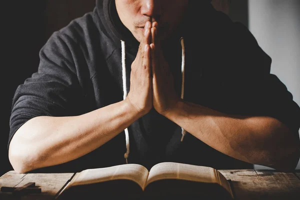 Portrait of a man praying with his eyes closed. — Stock Photo, Image