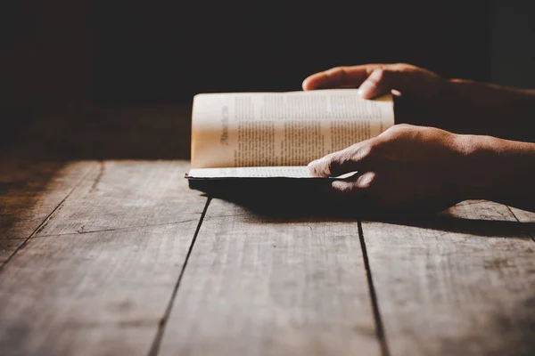 Un hombre cristiano leyendo la Biblia. — Foto de Stock