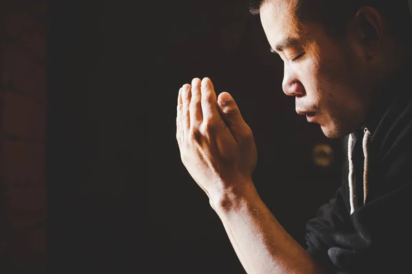 Retrato de um homem orando com os olhos fechados . — Fotografia de Stock