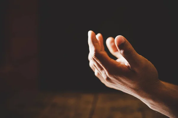 Close up oração mão orar na igreja, Pastor orar a Deus . — Fotografia de Stock