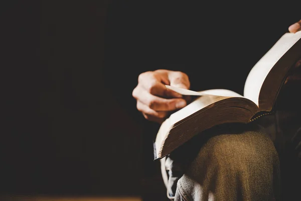 İncil okuyan bir Hıristiyan..