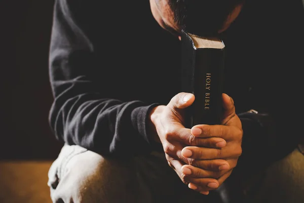 Portrait of a man praying with his eyes closed. — 图库照片