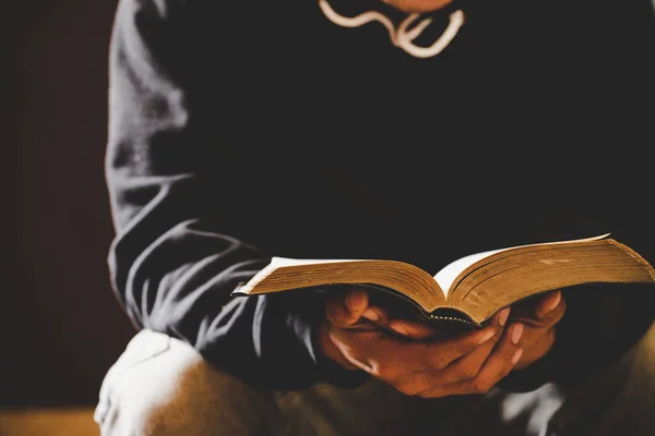 Un hombre cristiano leyendo la Biblia. — Foto de Stock