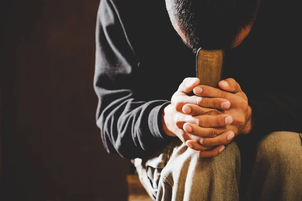 Retrato de um homem orando com os olhos fechados . — Fotografia de Stock