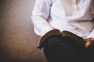 Hıristiyan kadın İncil okuyor, dua eden Asyalı kız. 