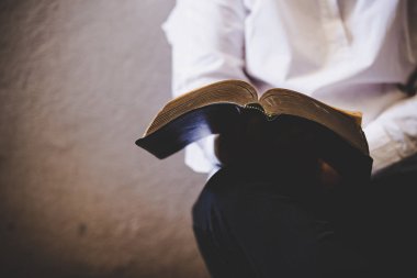 Hıristiyan bir kadın İncil okur, dua eden Asyalı bir kız...