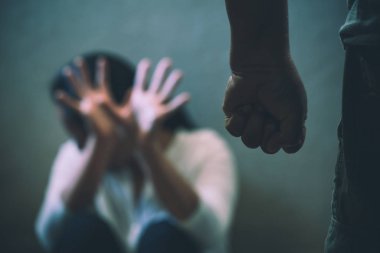 Adam karısını aile içi şiddet gösteren dayak