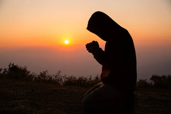 Silueta del hombre rezando al amanecer — Foto de Stock