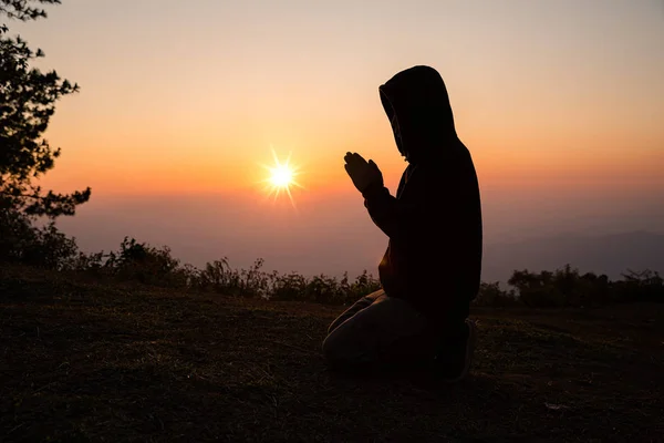 Silhouette of man praying in the sunrise — Stock Photo, Image