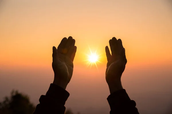 Silhouet van de christelijke hand biddend — Stockfoto