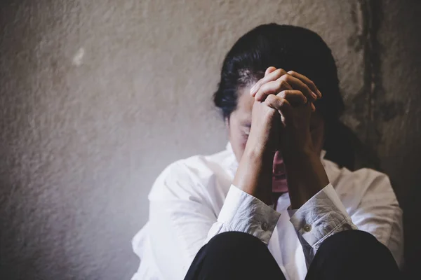 Mão orando a Deus mulher asiática orar por bênçãos de Deus . — Fotografia de Stock