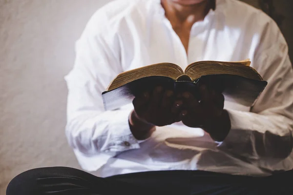 Žena Křesťan číst bibli, asijské dívka, která věřící modlí — Stock fotografie